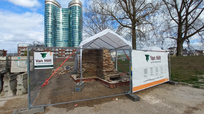909620 Afbeelding van een fragment van het vroegere Catharijneklooster, afkomstig van het Vredenburg te Utrecht, ...